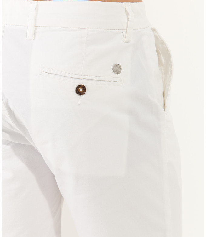 TEXAS - Slim fit Chino Bermudas, white