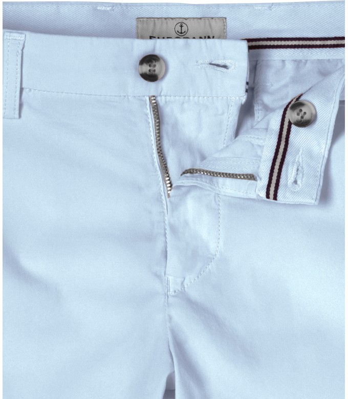 TEXAS - Slim fit Chino Bermudas, light blue